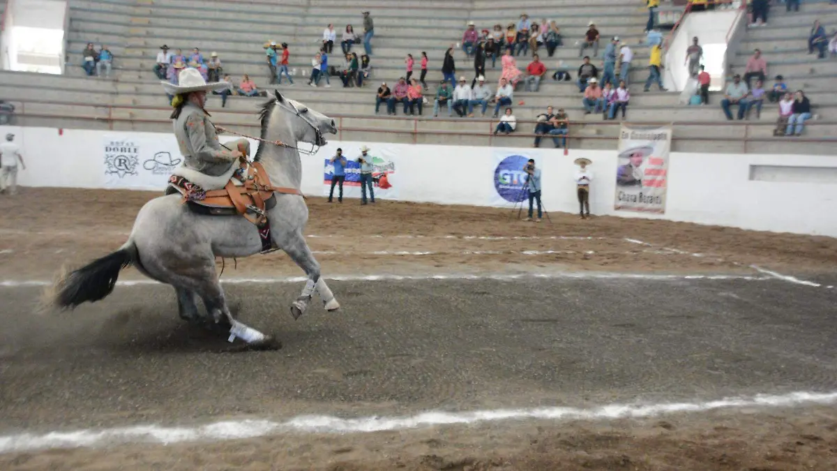 mujer-a-caballo-apaseo (2)